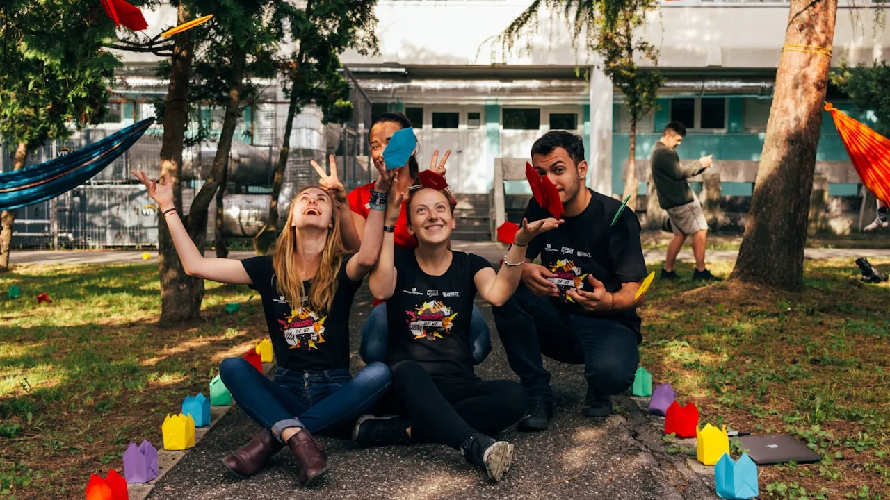 Jeunes leaders et bénévoles en atelier pratique de préservation environnementale